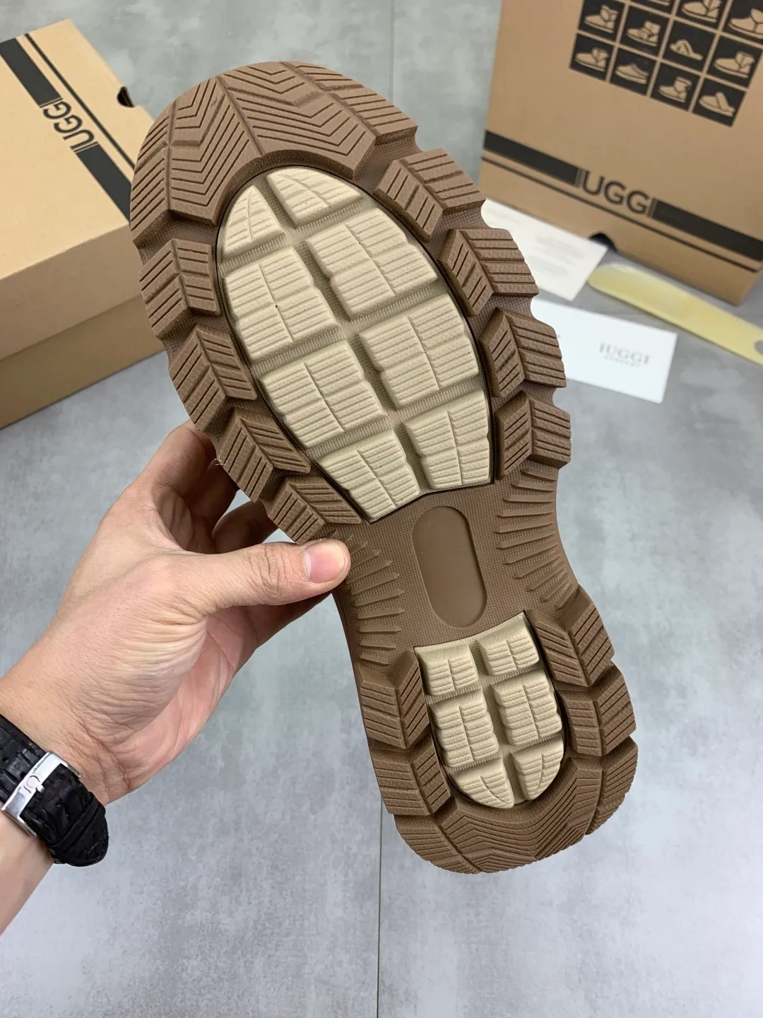 Men's men's shoes 💰P620 New arrival 🆕🆕🆕 IUGGI men's British retro Martin boots Winter new men's outdoor hiking boots First layer of cowhide on the outside and wool on the inside Comfortable and warm sole Rubber outsole Non-slip and firm Trendy and fashionable Casual and versatile Size: 39-44 Three colors A6869